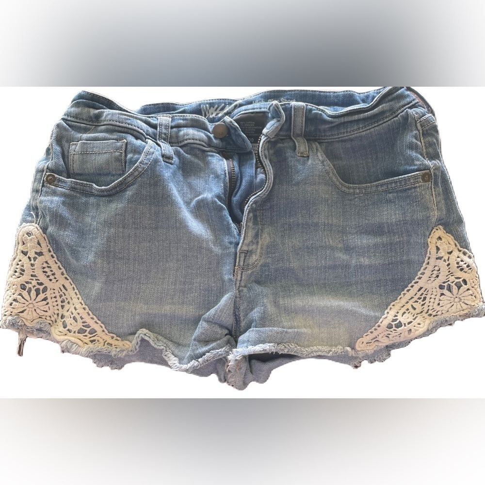Mossimo | denim 10 / 30 high rise Jean shorts | lace detail on sides